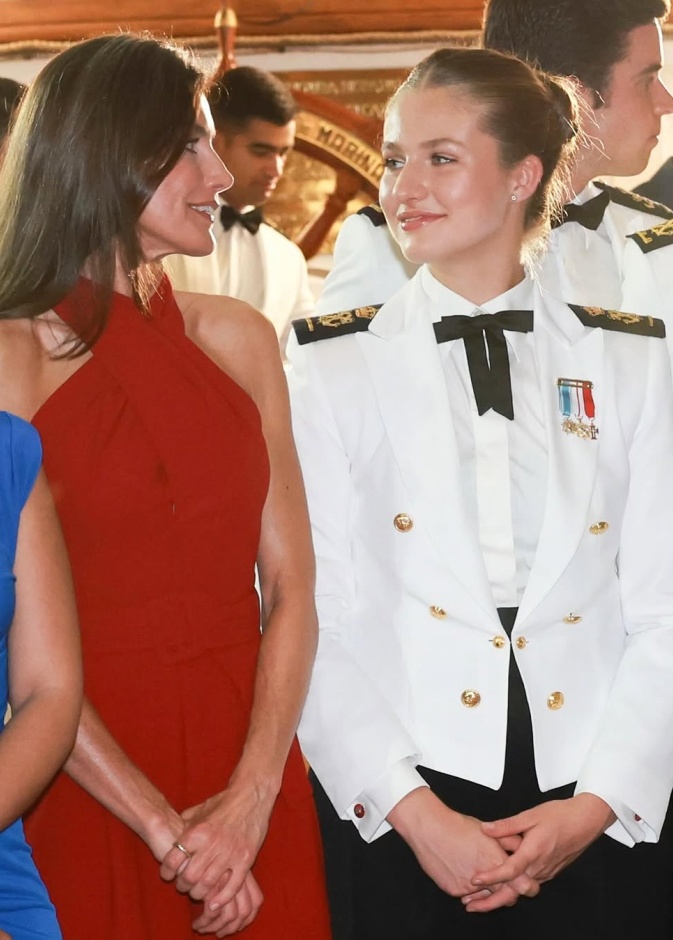 الأميرة ليونور في حضن والدتها