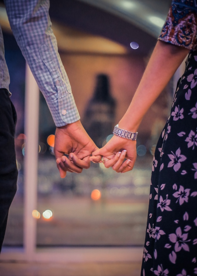 نظرة فلكية على التوافق بين الأبراج في العلاقات العاطفية