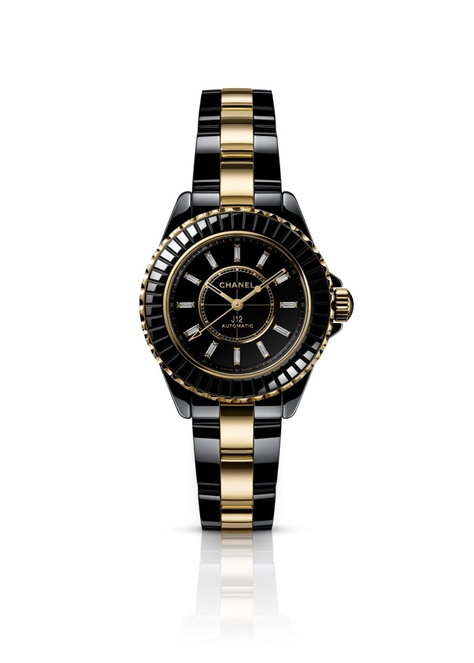 أناقة رياضية متقنة في ساعة CHANEL J12 من الذهب والسيراميك