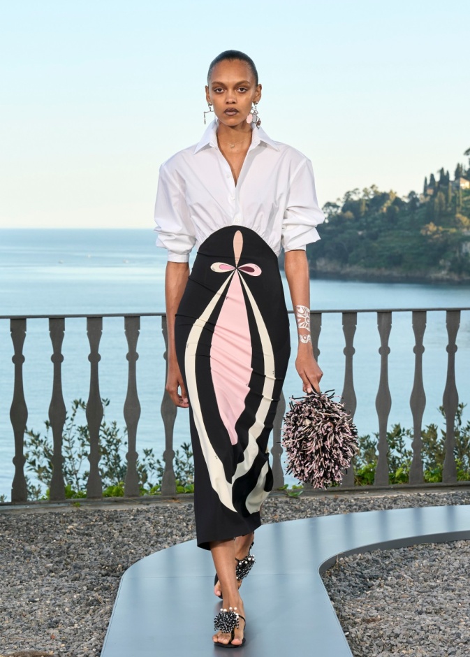 إطلالة أنيقة من مجموعة Pucci ربيع صيف 2025