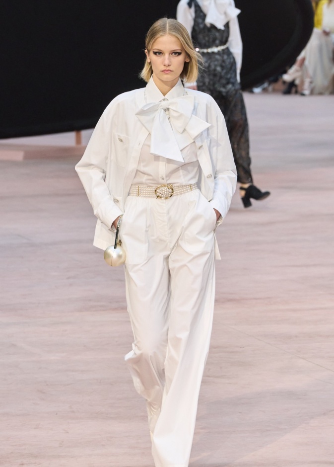 إطلالة باللون الأبيض أنيقة من Chanel خريف شتاء 2025