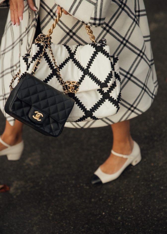 إطلالة أنيقة بكعب قصير من شوارع باريس