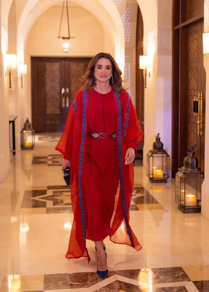 الملكة رانيا صاحبة أناقة ملكية تُلهم عائلتها فن اختيار المجوهرات