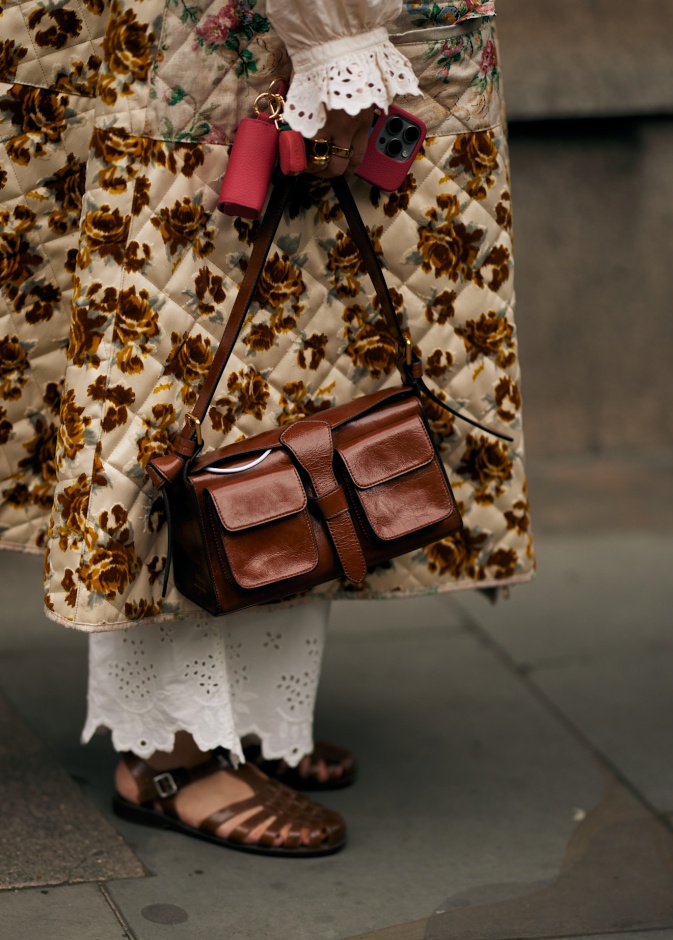 تنسيق حذاء الجيلي بطريق الستريت ستايل