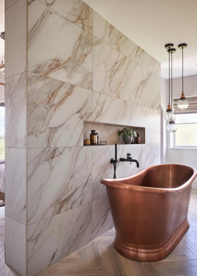 حوض الاستحمام داخل غرفة النوم، سمة مفضلة في التصميم العصري للمنازل الفخمة