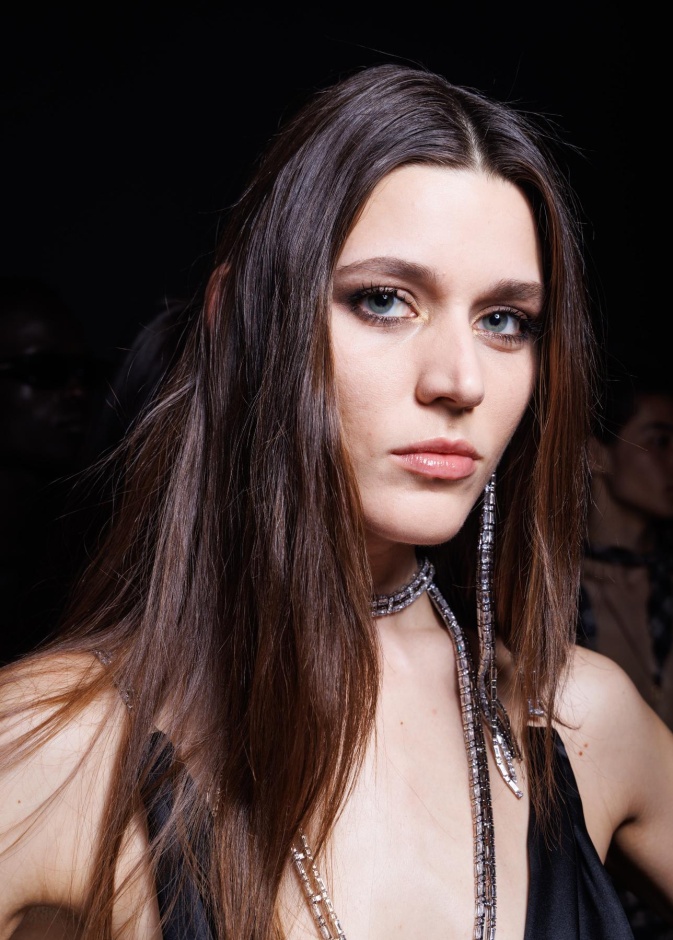 تعلمي تصفيف الشعر بدون حرارة وباستخدام مكونات طبيعية لإطلالة جذابة في الصيف