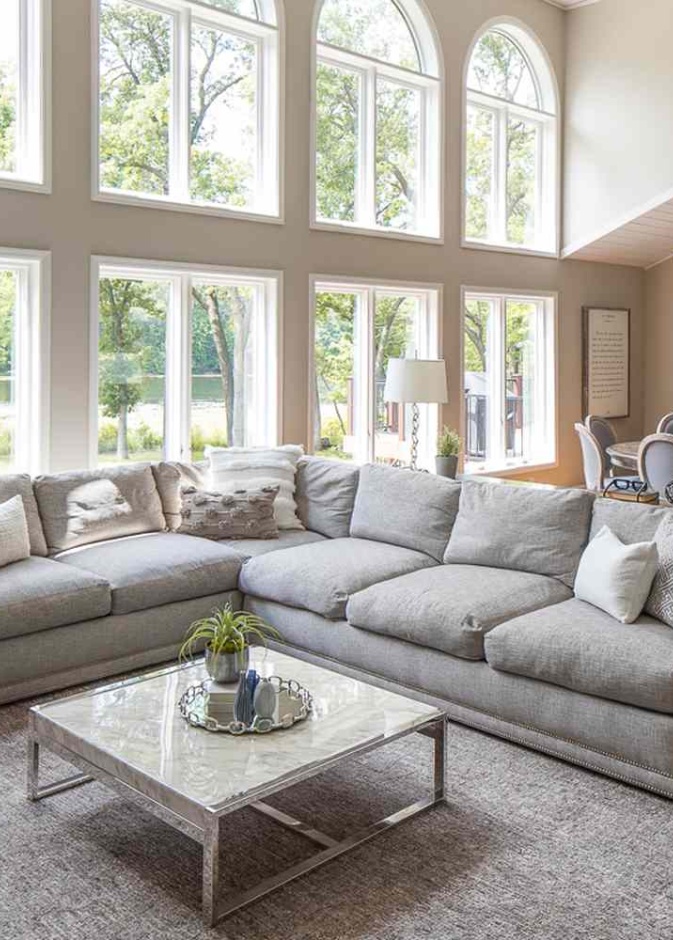 يمكن استخدام الأريكة الركنية كحاجز بصري للفصل بين منطقتي الطعام والصالة