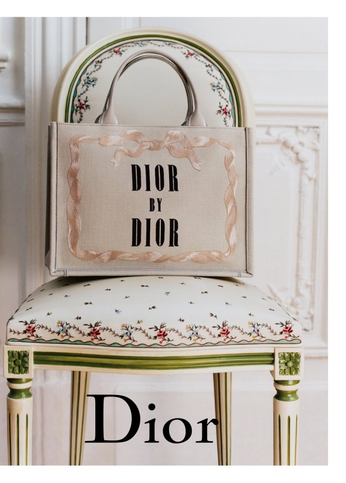 حقيبة ديور "بوك توت" بحلّة جديدة 