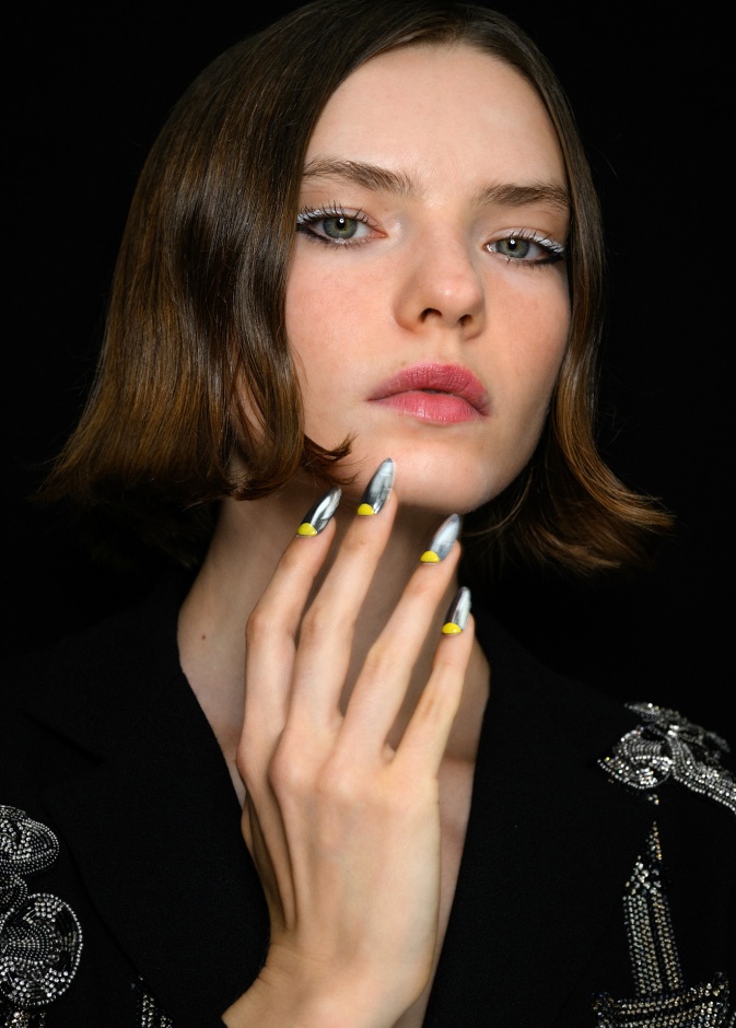  ألوان مناكير ميتاليك مع الأصفر من دار Libertine