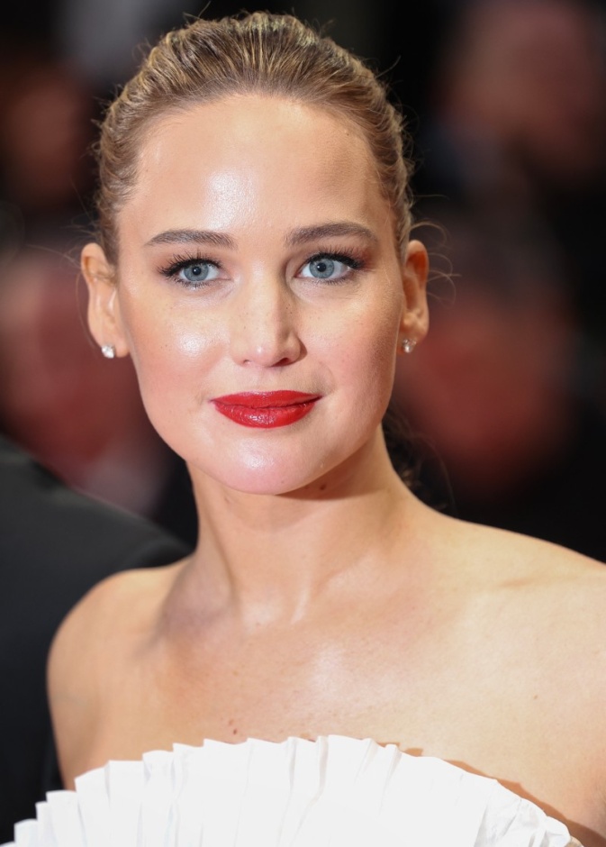 اطلالة Jennifer Lawrenceبالمكياج الأحمر