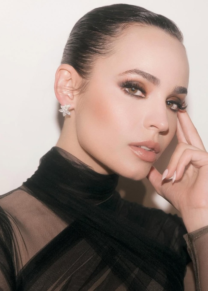 البرونزر القوي والداكن لإطلالات جمالية متوهجة من اطلالة Sofia Carson-الصورة من حساب Allan Avendaño على انستغرام