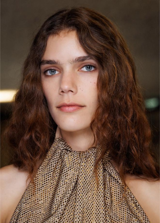 صبغات الشعر البني مع تدرجات الكراميل من دار Stella Mccartney
