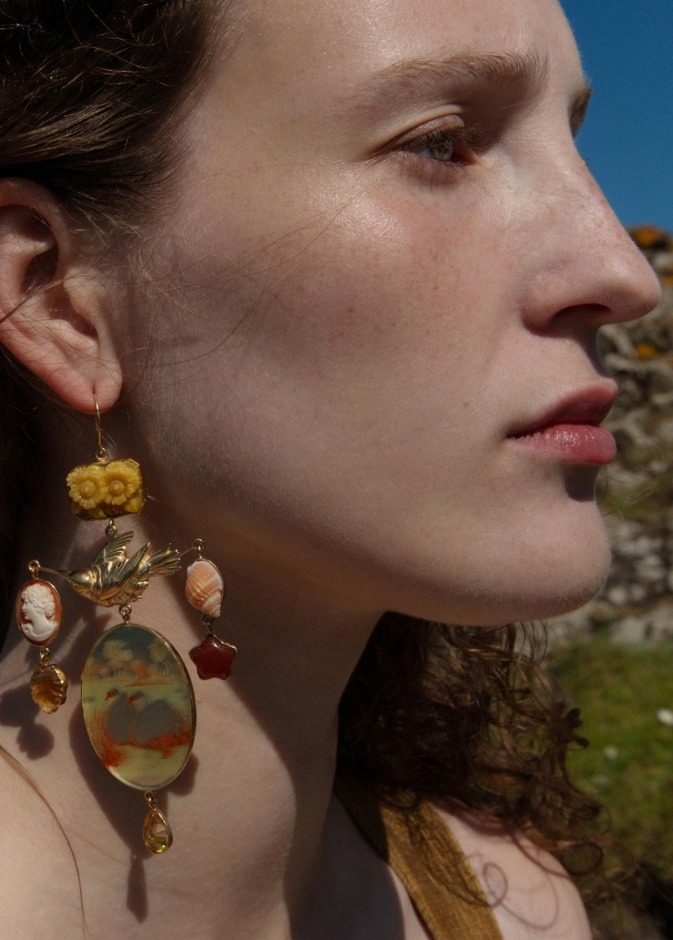 5 أفكار لارتداء الأقراط الطويلة هذا الصيف الصورة من Grainne Morton