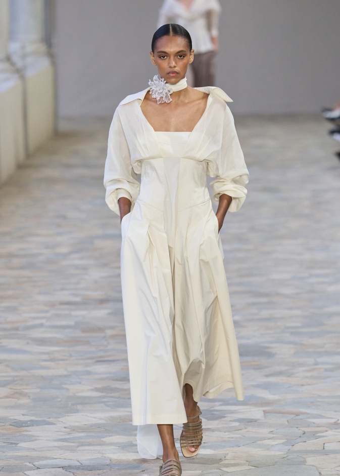 تنسيق كاجوال باللون العاجي من Albertta Ferretti 