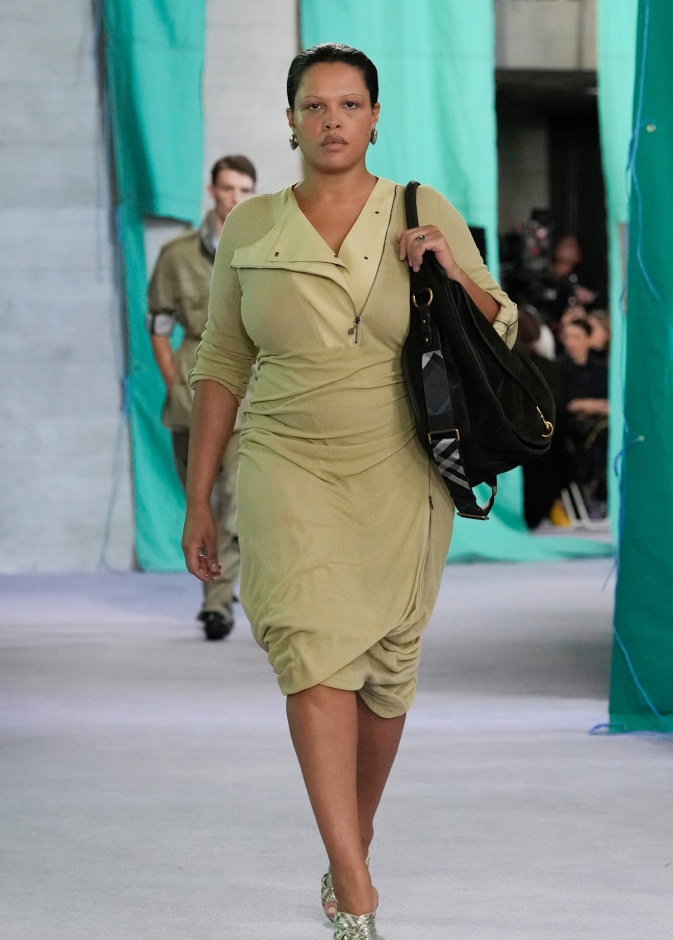 الأصفر يليق بالسيدات الممتلئات من Burberry 