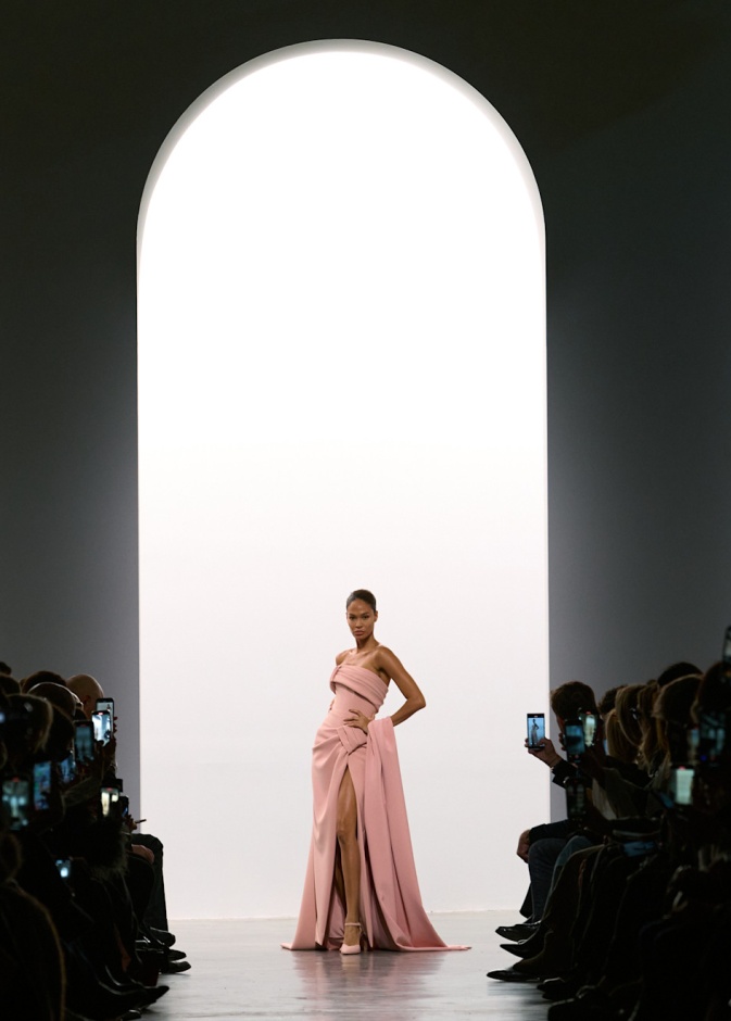 عرض ازياء ايلي صعب للازياء الراقية 