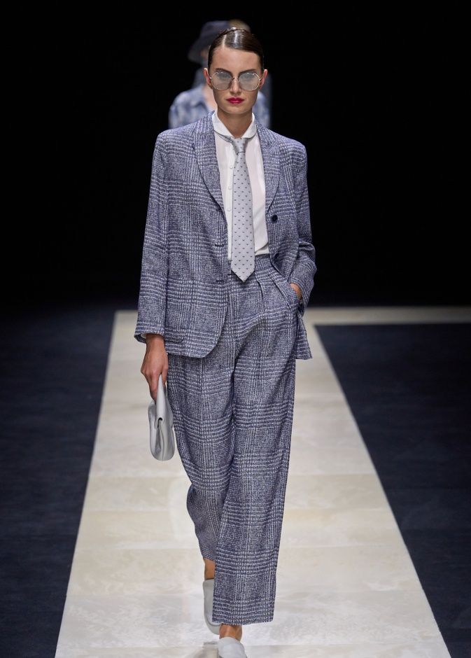 إطلالة من Emporio Armani