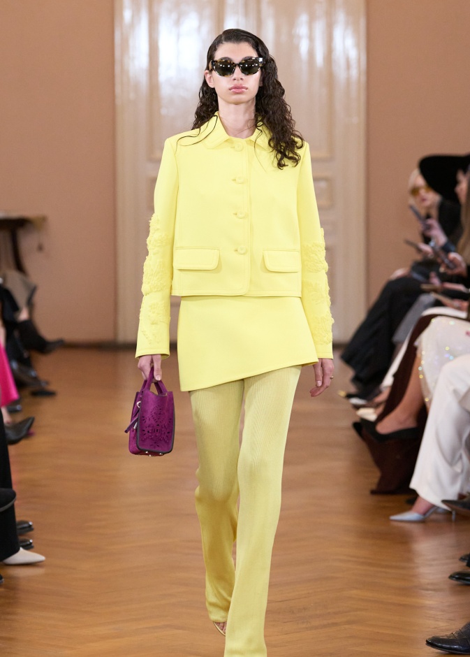 تنسيق اللون الأصفر في صيف 2025 من Ermino Scervino 