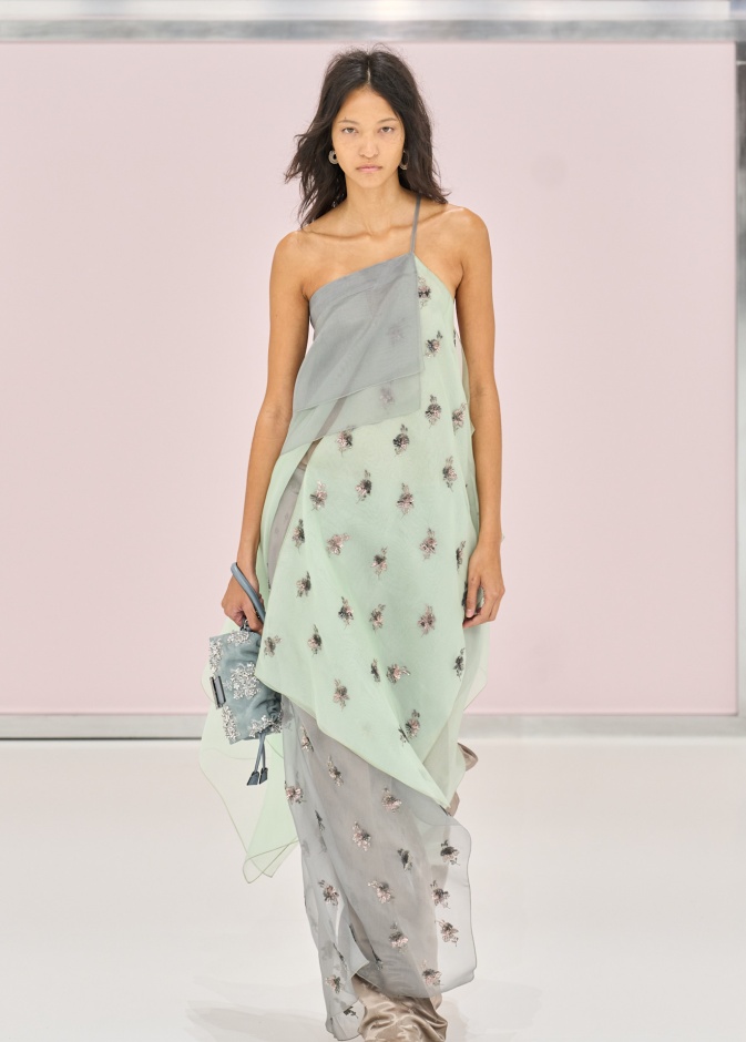 تنسيق فستان أخضر باستيل من Fendi