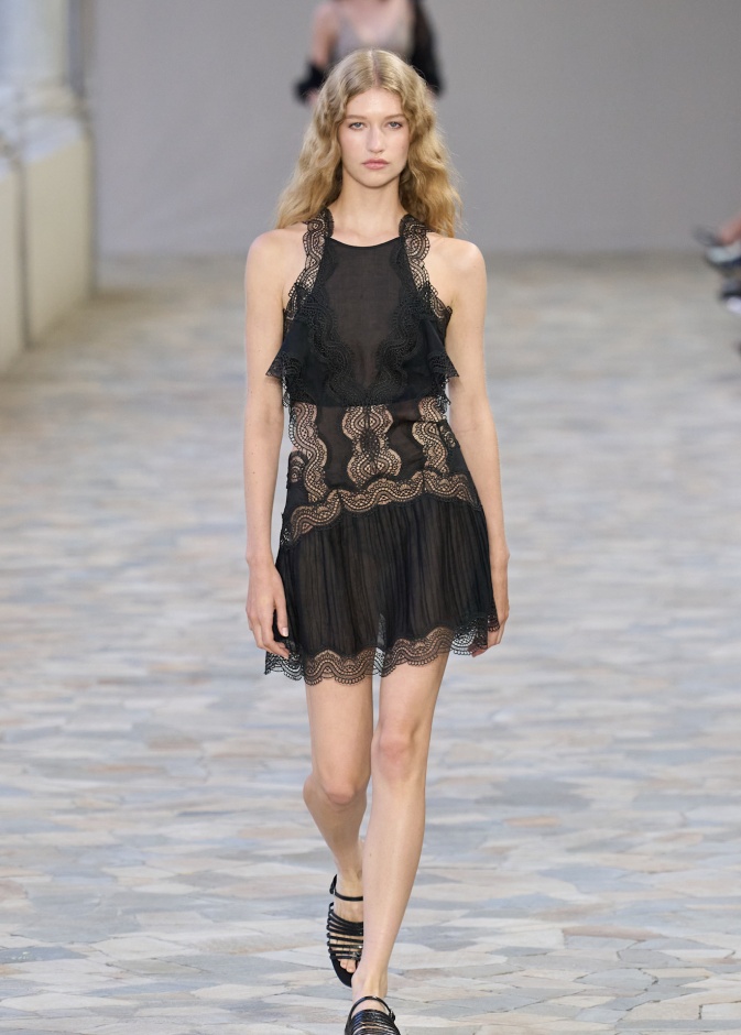 إطلالة من Alberta Ferretti