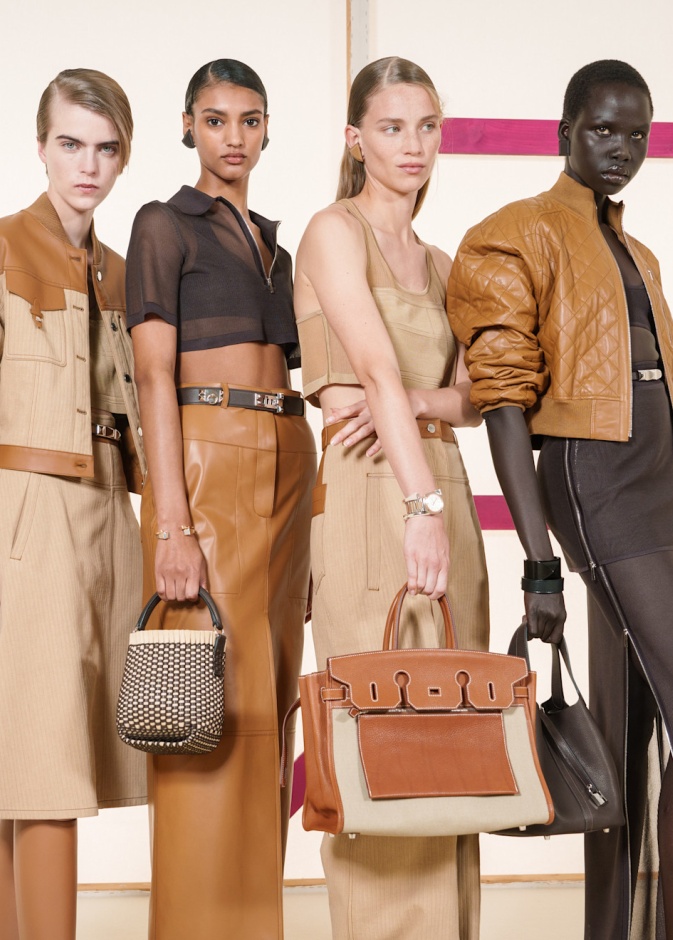 إطلالات باللّون البني من Hermes