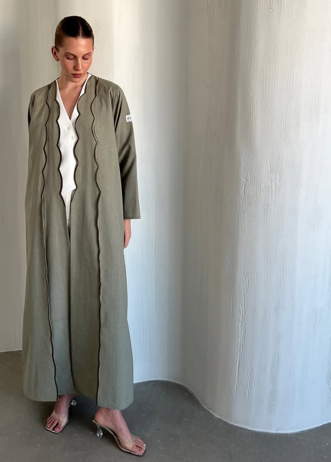 "هي" تختار لك: موضة العبايات بطبقات متعددة