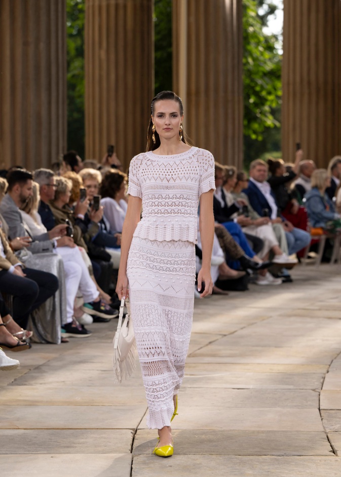 موضة توبات الكروشيه لإطلالات الصيف