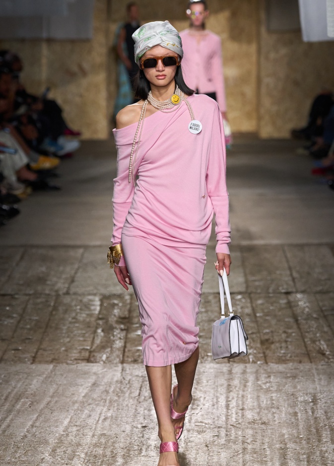 اطلالة من موسكينو لربيع وصيف 2025