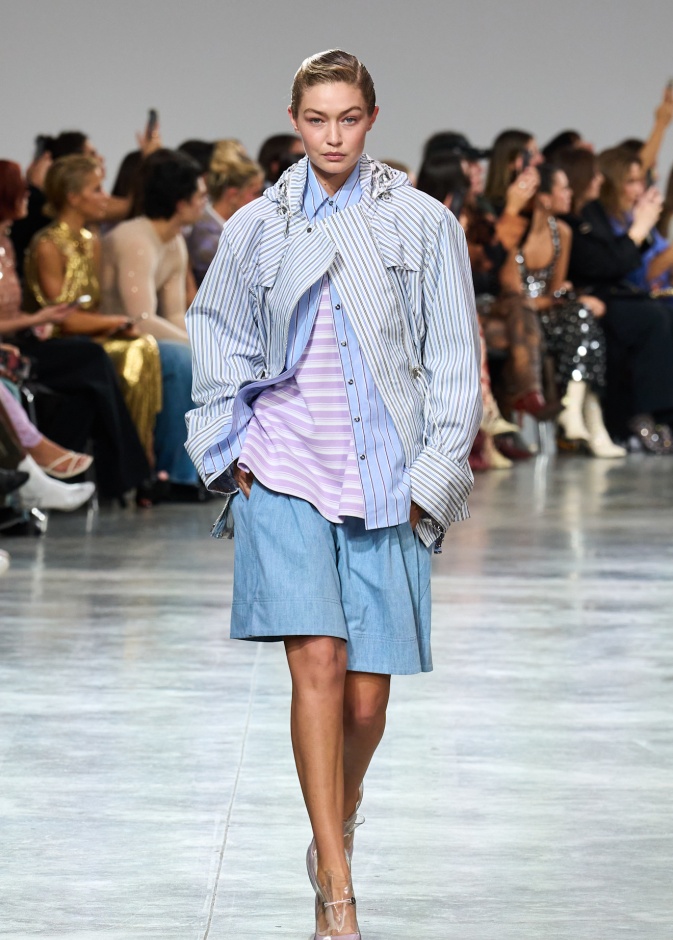 موضة القمصان المقلم تعود الى الواجهة في الصيف