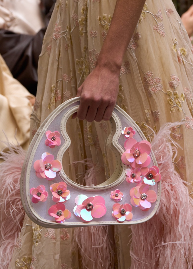 موضة الحقائب الشفافة تدمج الجرأة والتجدّد بصيحات ملفتة