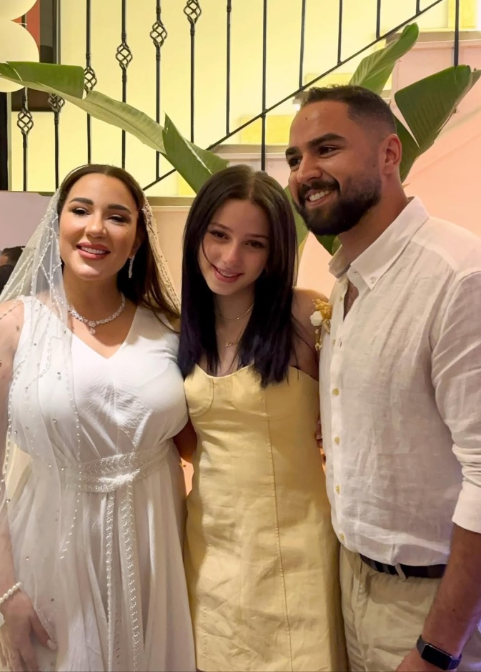 أسما شريف منير وزوجها وابنتها