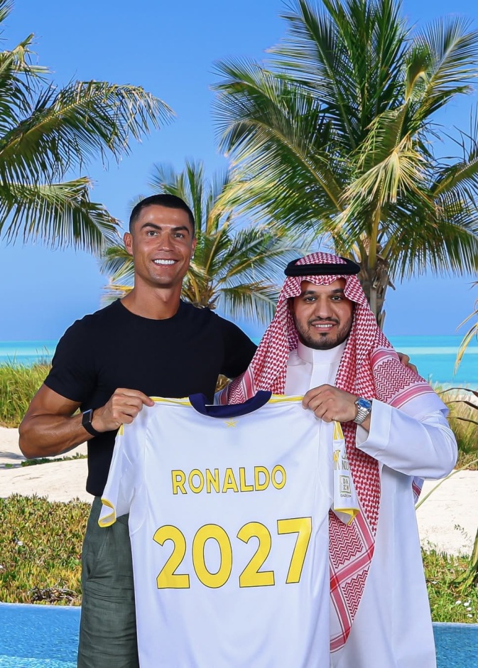 رونالدو يوقع لنادي النصر