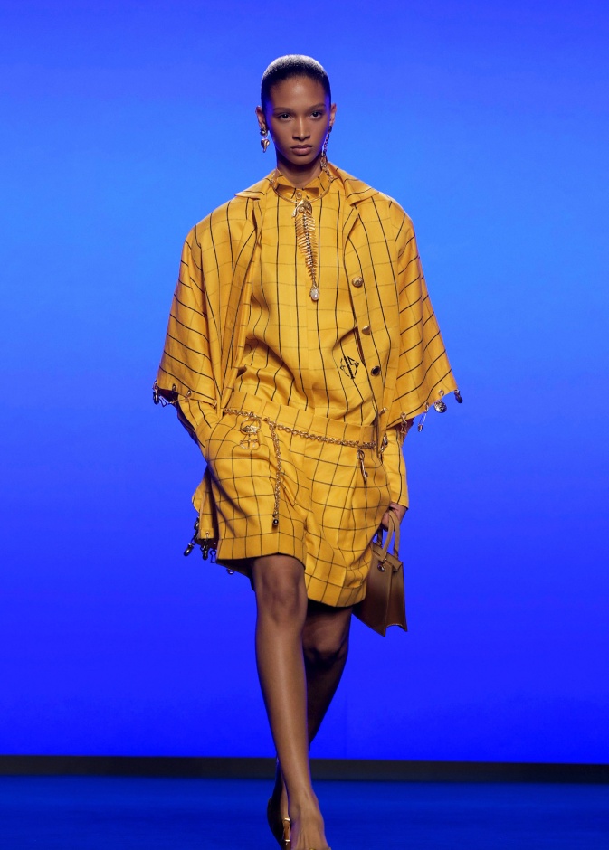 اللون الخردلي بإطلالة من Schiaparelli