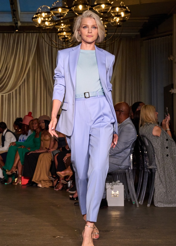  البنطلون البنفسجي يخطف الأنظار هذا الصيف