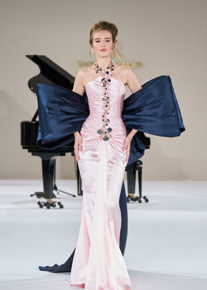 فساتين الساتان موضة الصيف تصاميم ملونة في عالم الأناقة