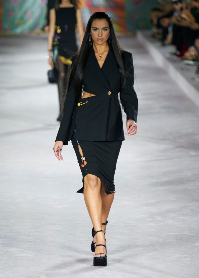 "دوا ليبا" في عرض ربيع وصيف 2022 من "فرساتشي"Versace