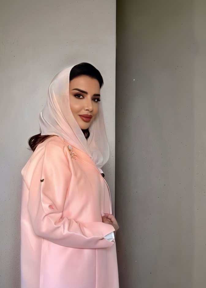 خاص لـ"هي": كاتبة السيناريو السعودية منال العويبيل.. خيال نقدي يعيد رسم المشهد المحلي