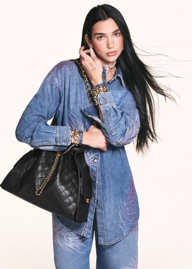 دوا ليبا تحمل حقيبة Chanel 25