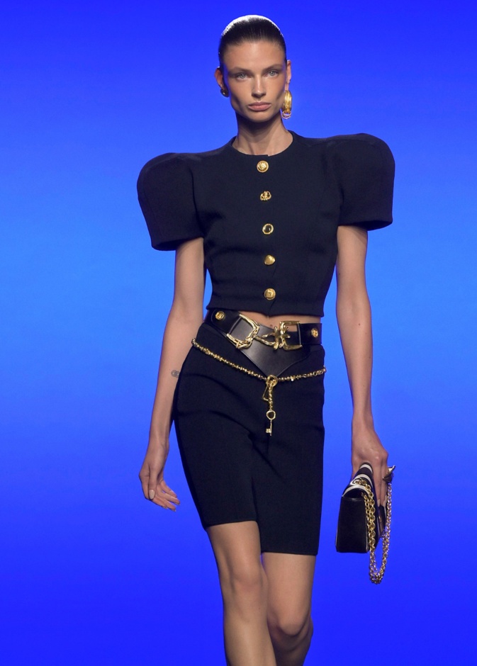 اثنان أفضل من واحد.. إطلالة الحزام المزدوج موضة ربيع وصيف 2025