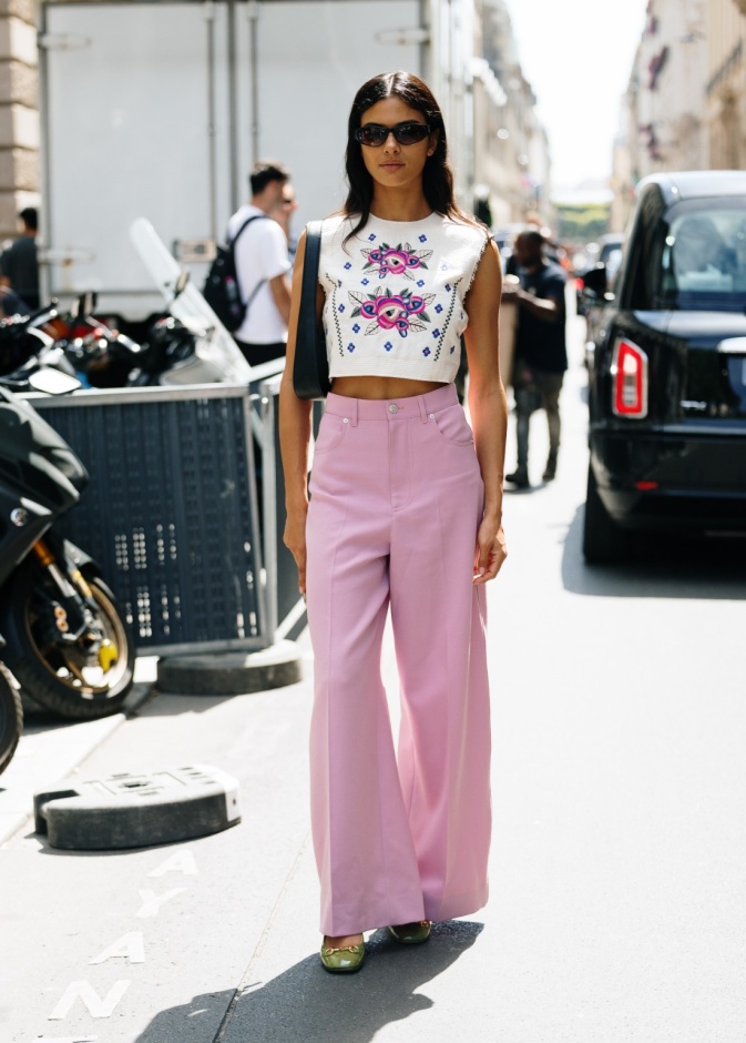 إطلالة صيفية جميلة من شوارع باريس