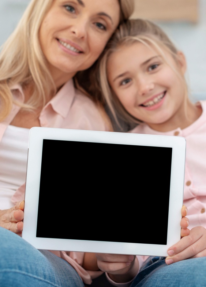 يتطلب تحقيق التوازن بين اثبات الذات وتلبية احتياجات الجيل الجديد، تعزيز وعي الأم بتأثيرات التطور التكنولوجي والسرعة التي تسيطر عليه.