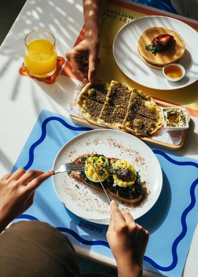 صن رايز: فطور صيفي استثنائي على شاطئ أويا... حيث تشرق التجربة قبل الشمس