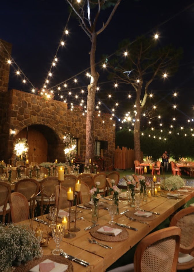 حفل زفاف بالهواء الطلق وزينة الفينتج