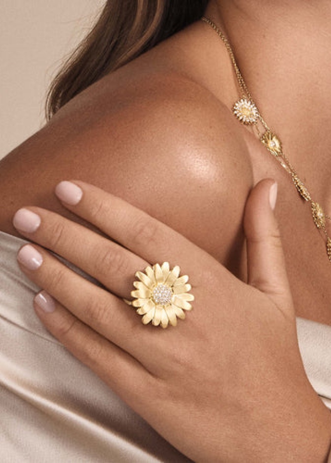 خاتم Large Gold Daisy Ring with Diamonds من Tanya Farah