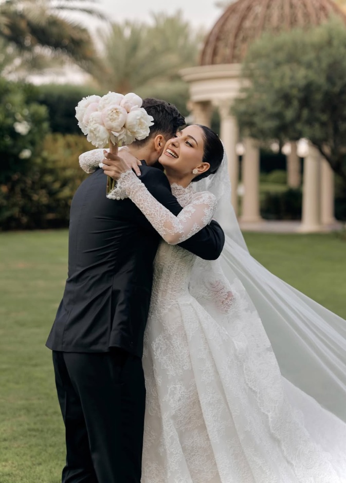 شيرين بيوتي في لحظة رومانسية مع زوجها