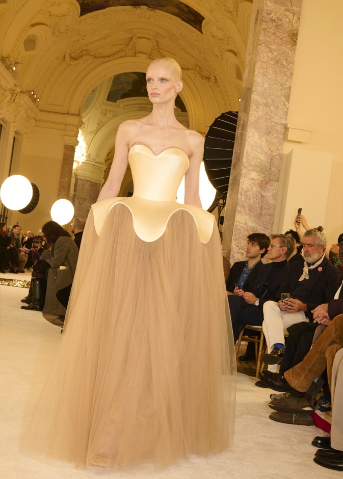 فستان بتصميم مختلف من Schiaparelli