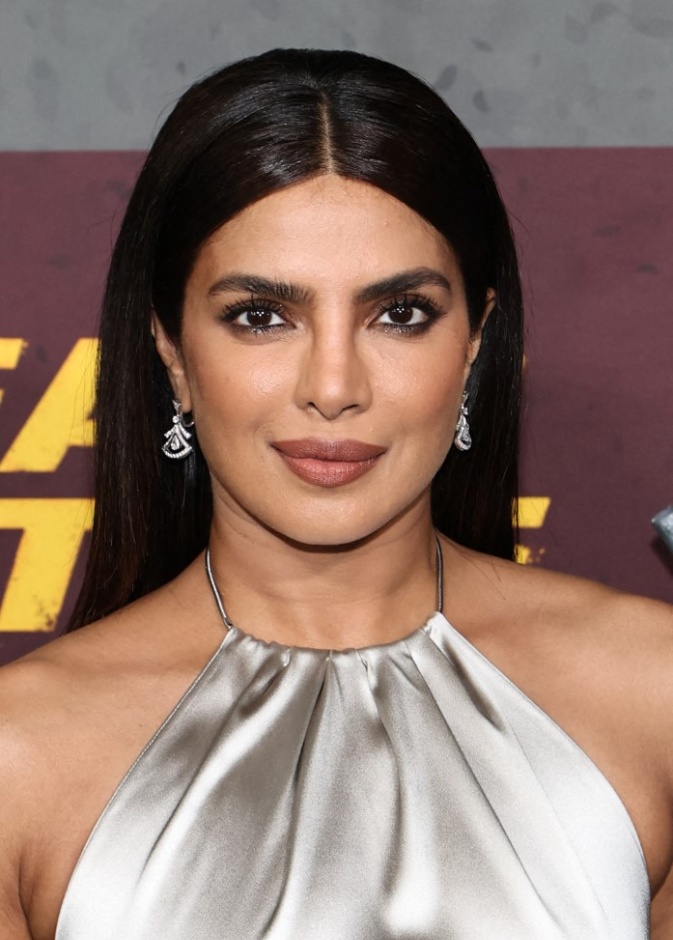  أحمر الشفاه البني بأسلوب Priyanka Chopra