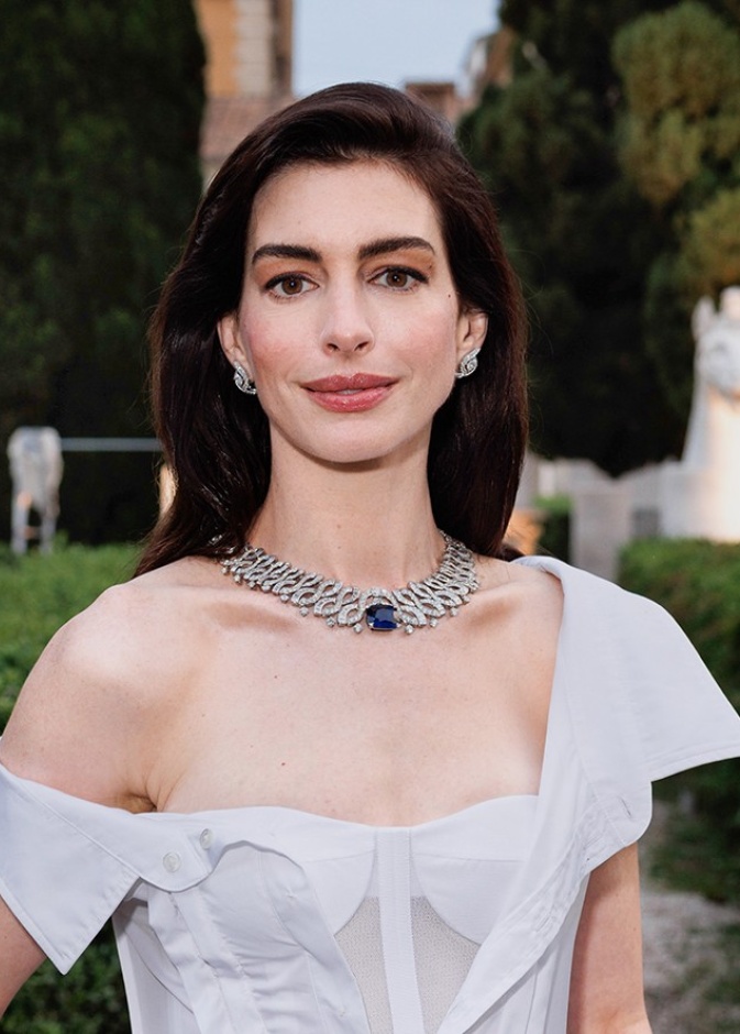 إطلالة Anne Hathaway برسمات المكياج البني الناعم - Copy