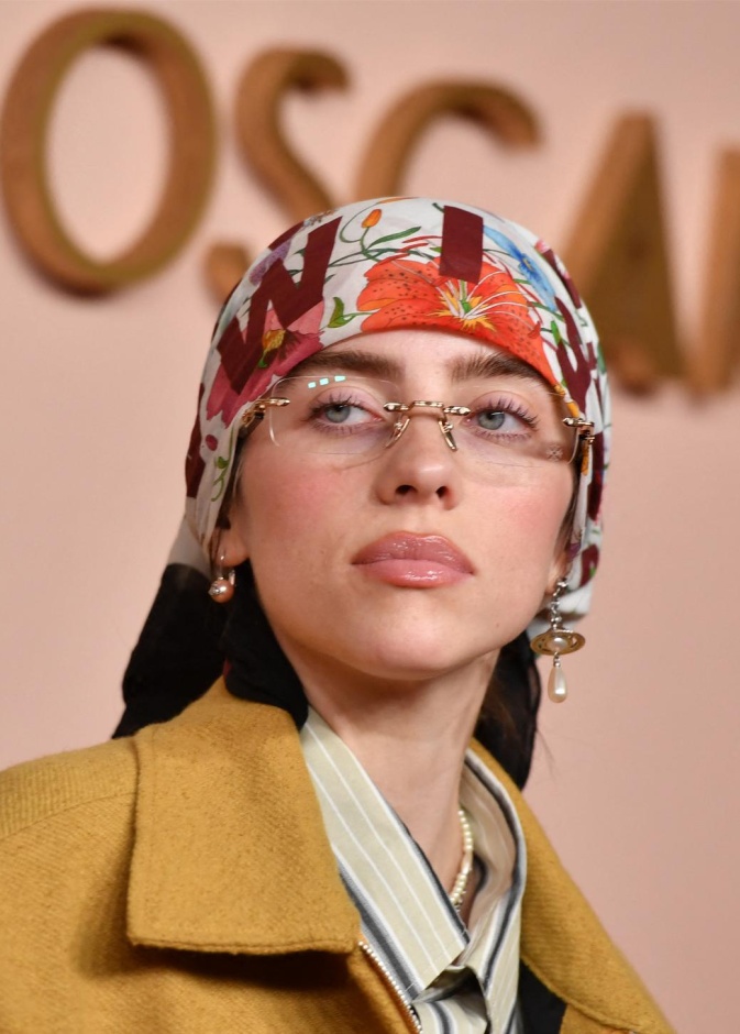 كيف غيّرت بيلي آيليش مفاهيم الجمال لجيل زد بأساليب جريئة وخارجة عن المألوف