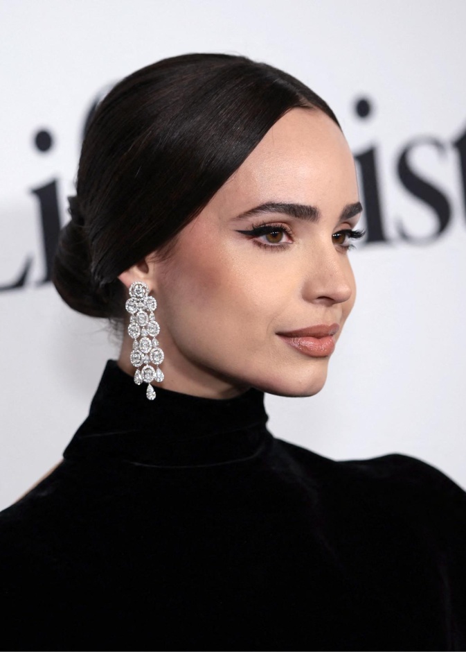 استخدام الايلاينر المقاوم للماء بأسلوب Sofia Carson (1)